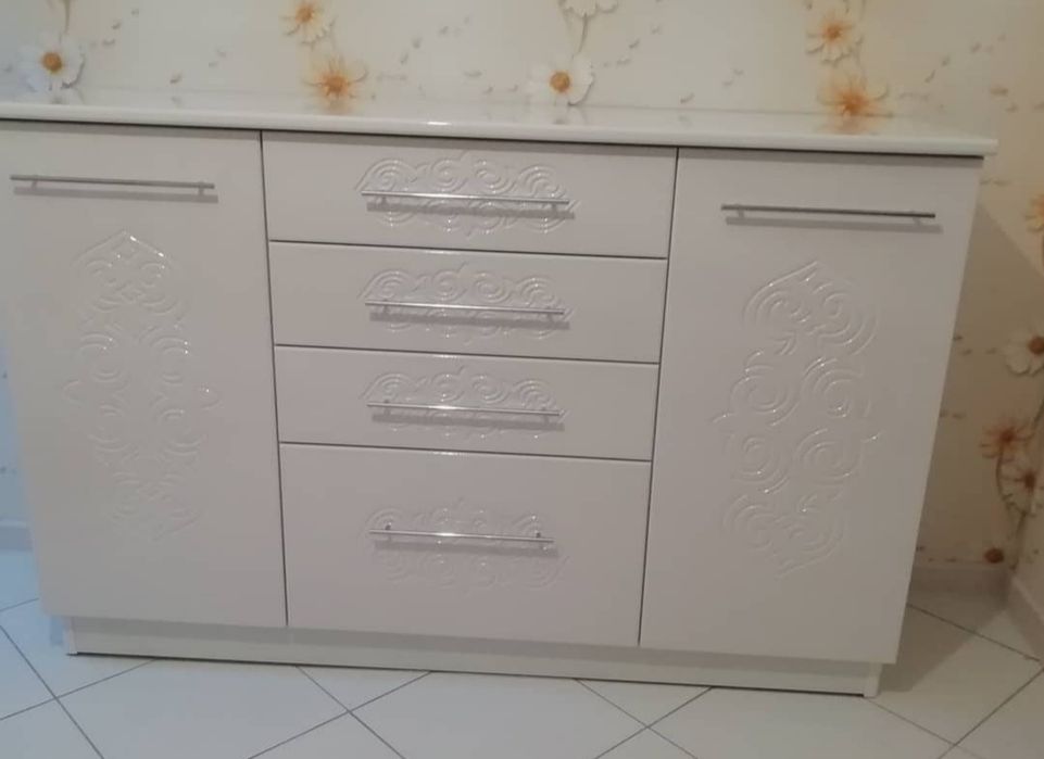 Комод для посуды красивый и вместительный