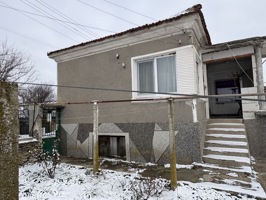 Имот рзп 69 кв + 32 кв навес 970 кв двор