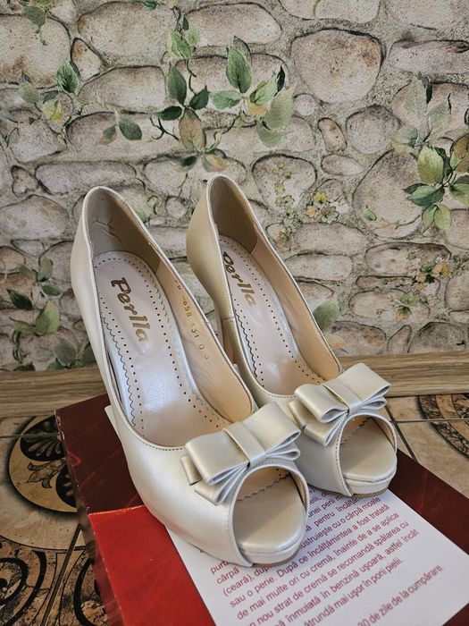 Pantofi de damă cu toc, din piele