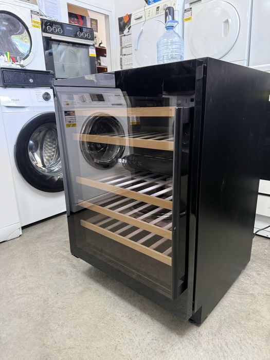Охладител витрина WINE COOLER