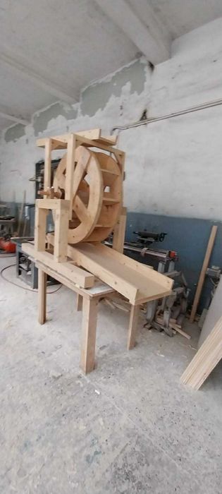 Vand mobilier din lemn / Vand moara de apa din lemn