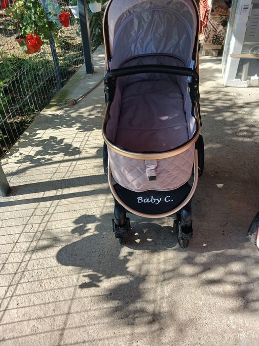 Vând cărucior Baby C 3 în 1 ,cumpărat în august anul trecut ,folosit cu grijă si păstrat în stare foarte bună.