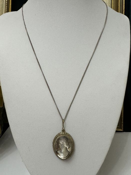 Colier argint, lant si pandantiv cu camee din scoica. Vechi