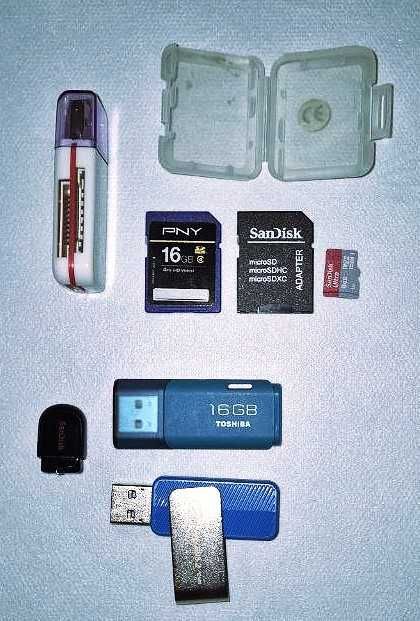 Лот флашки и SD карти с четец
