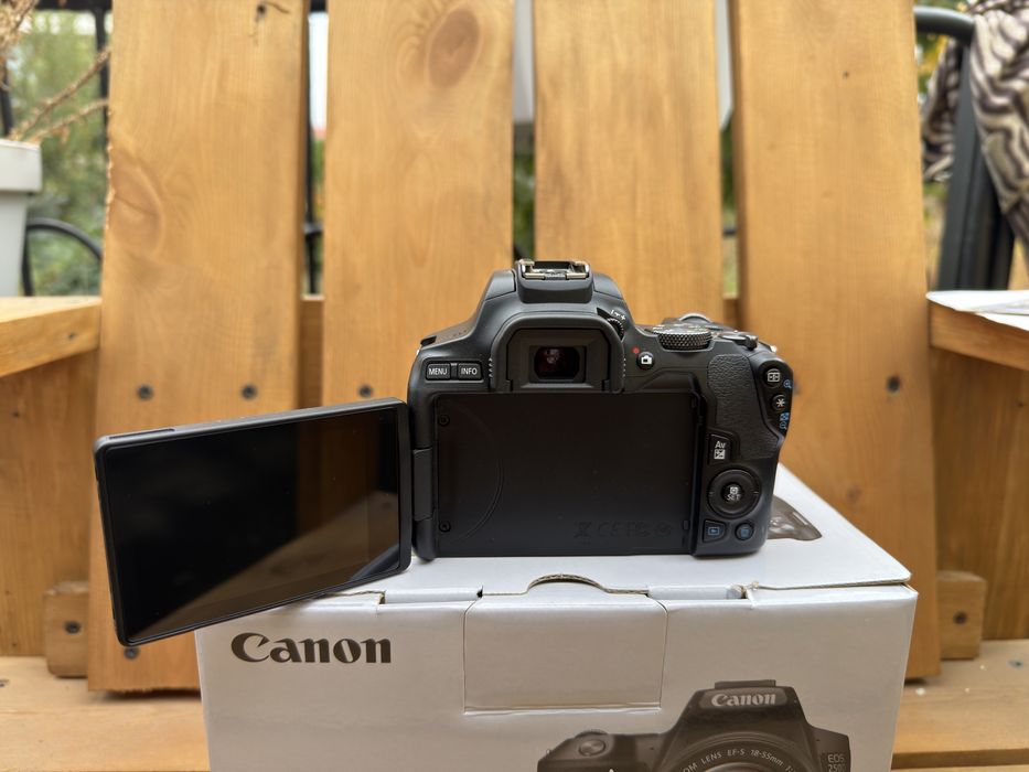 Фотоаппарат Canon EOS 250D