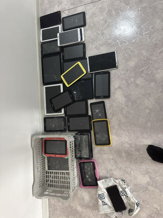 продам планшеты разные.