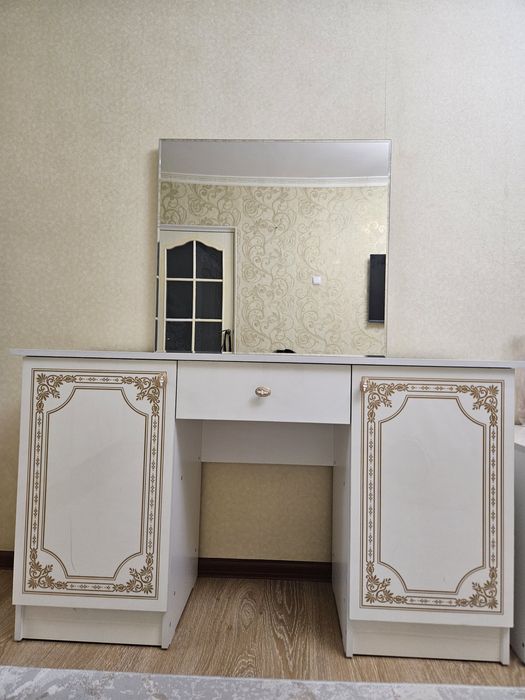 Продам комод с зеркалом.