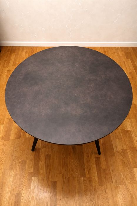 Masă dining rotundă XXLutz – design premium.