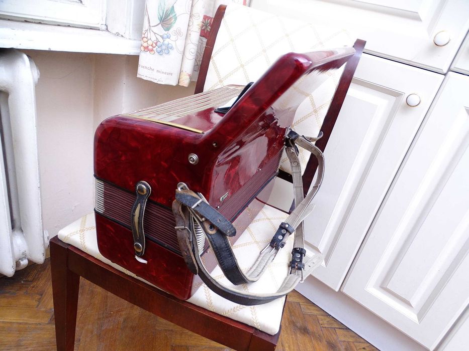 Много запазен стар акордеон Велтмайстер 60 баса