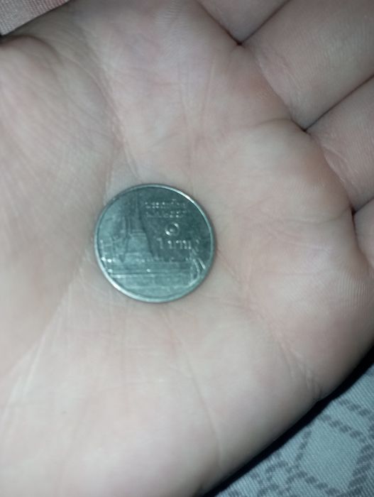 Продам монету китайскую