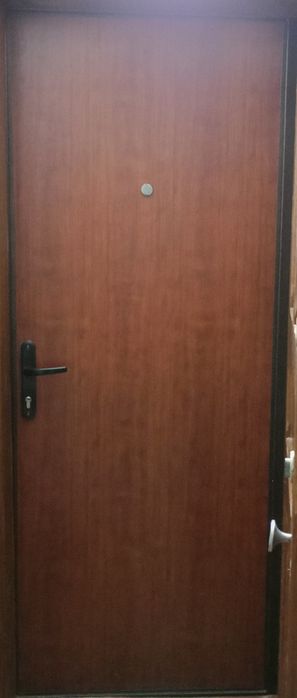 Продаётся входная дверь.