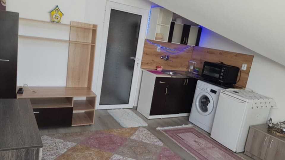 Дава се под наем Ателие в Шумен, 2-ри корпус - 42 кв.м за 244.8 € - Снимка #6