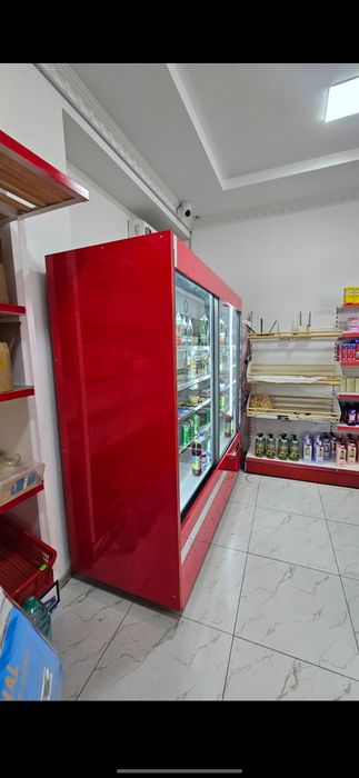 Продается витринный холодильник