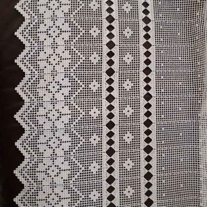 Две пердета за малък прозорец