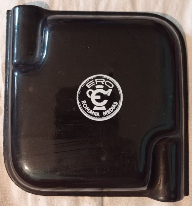 Vând/Schimb scrumieră din perioada comunismului,din metal emailat.