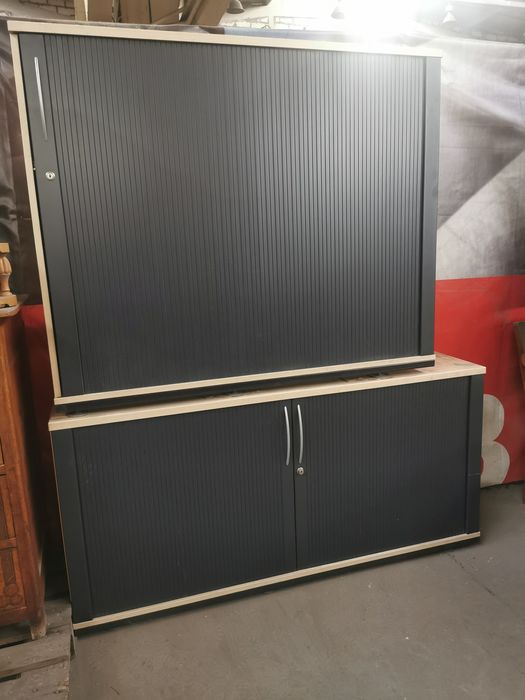 Офис шкафове със затваряне тип хармоника.