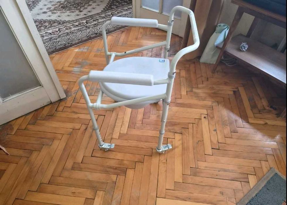 Санитарен стол на колела