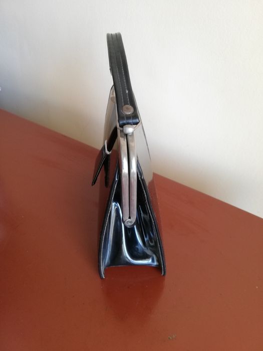 Стара малка черна чанта от лак с портмоне