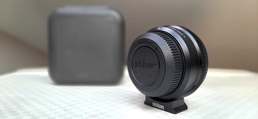 Адаптер Metabones T Smart за обективи с байонет Canon EF или Canon EF-S за фотоапарати с байонет Micro Four Thirds