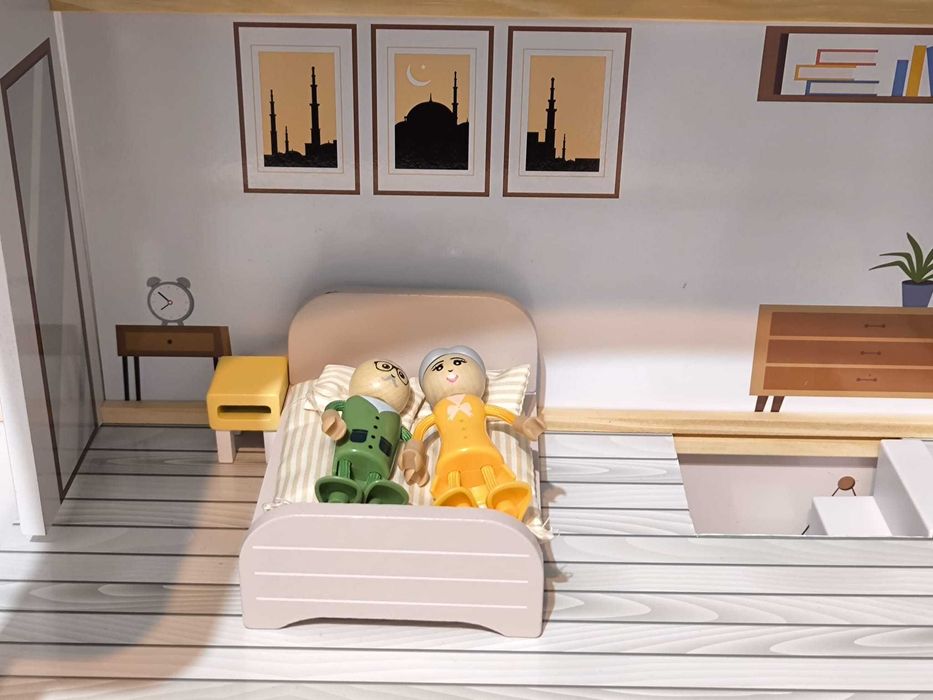Casă de păpuși mare, complet mobilată cu figurine – 3 niveluri
