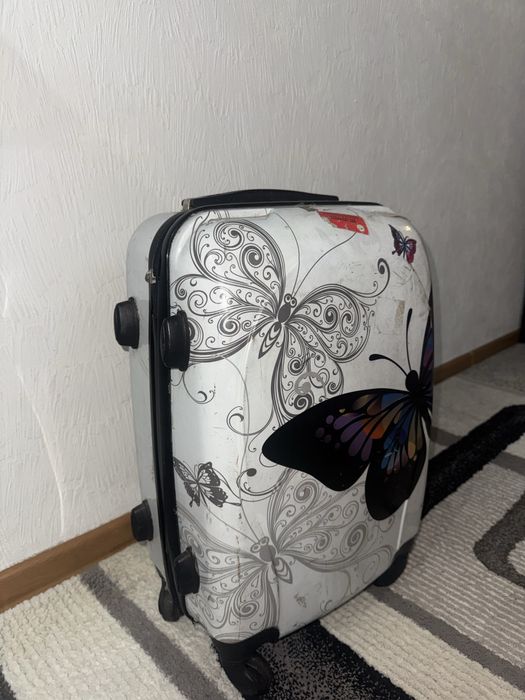 Продам чемодан за символическую цену