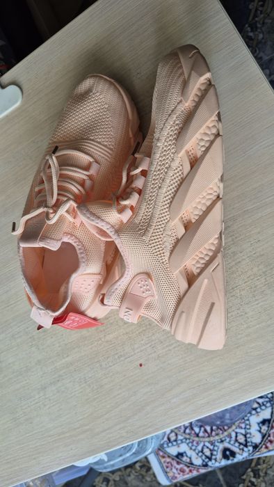 Новые кроссовки р 37.5-38.
