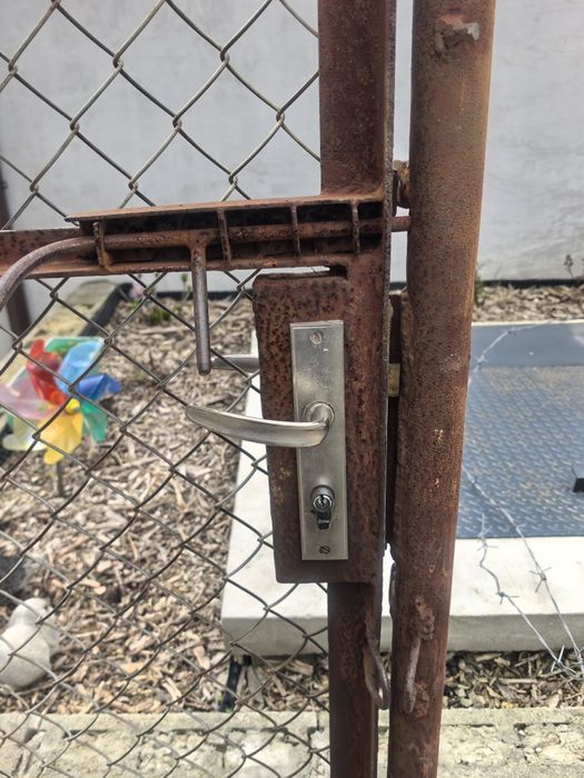 Продавам метална порта