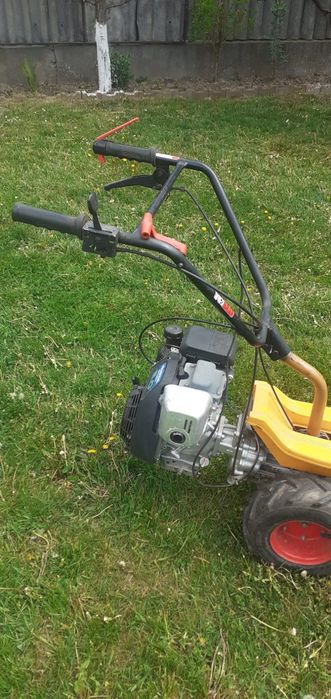 Vând cositoare iarba fan