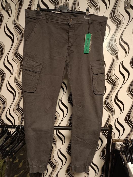 Големи сиви карго панталони