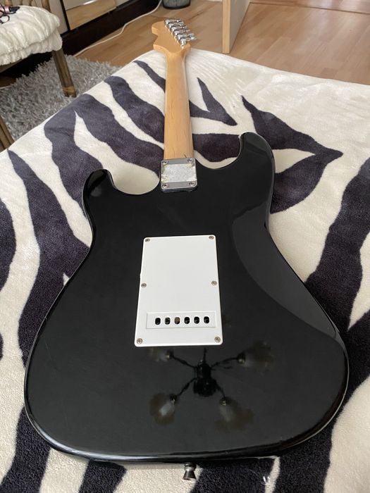 Chitara electrica stil stratocaster Cleuation