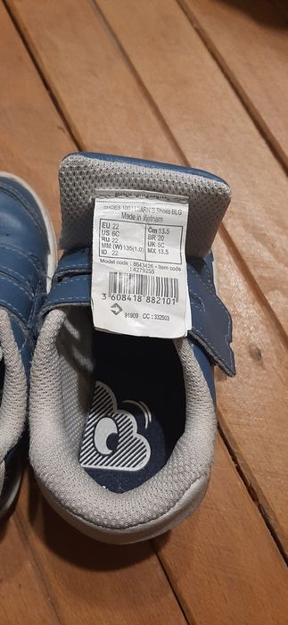 Обувки за момче номер 22  нямат скъсано никъде.