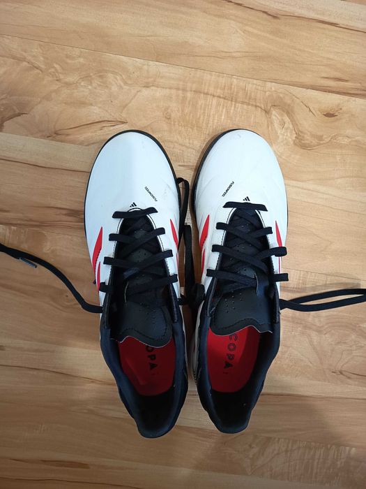 Продавам мъжки футболни обувки за изкуствена трева  Adidas Copa