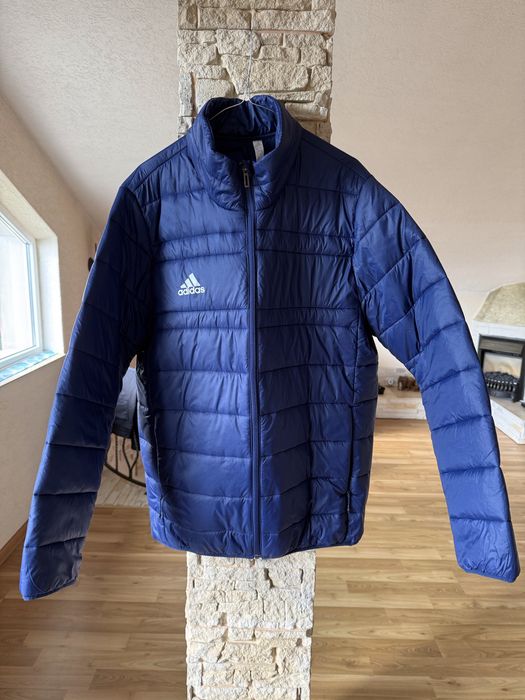 Vînd geaca Adidas
