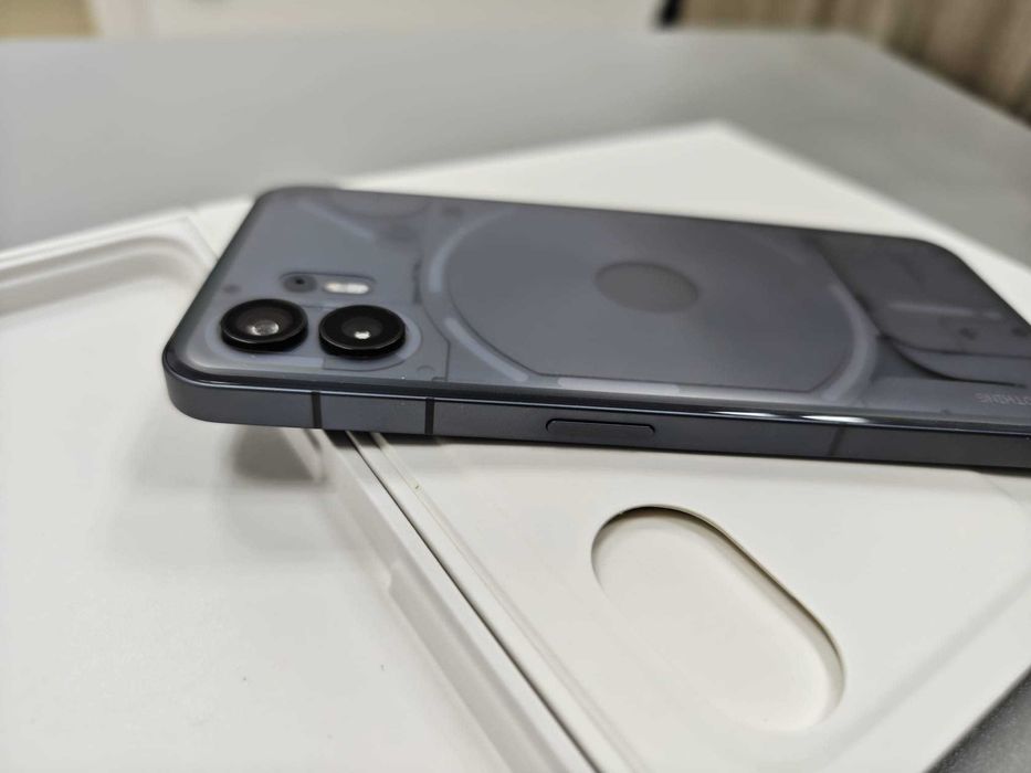 Nothing Phone (2) 12GB/256GB Dark Gray, impecabil, 8 huse, folie față/spate, full box