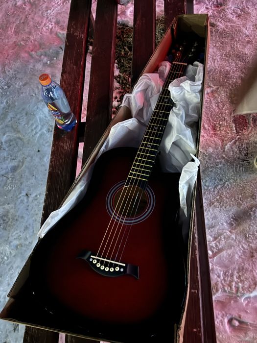 Бордовая гитара, стоит 20000 тысяц