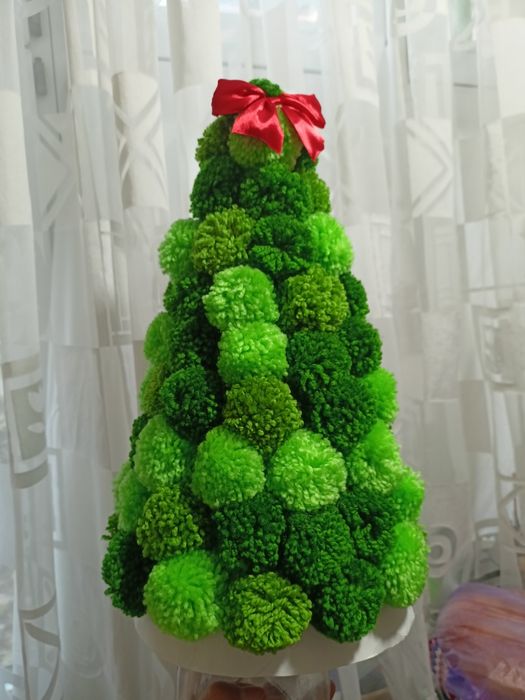 Ёлочки для вашего дома , одно из ниток сделанна руками , одна поющая