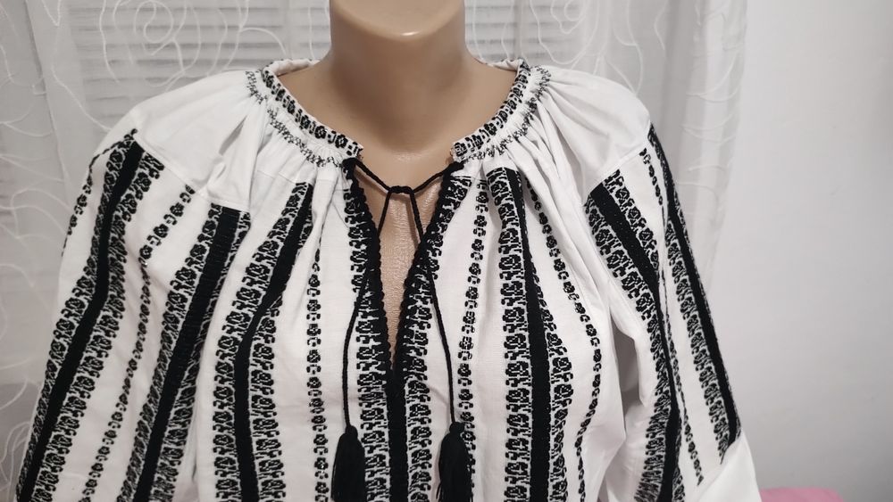 Ie tradițională cu motive florale țesute în razboi