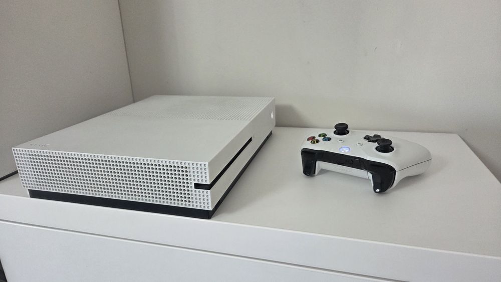 Vând Xbox One S.