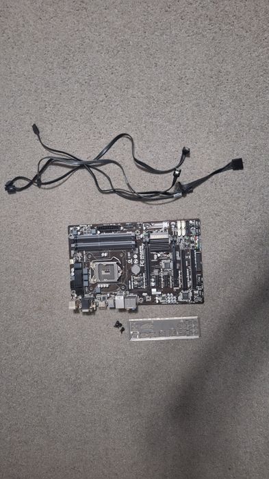 Placă de bază Gigabyte GA-B85-HD3 + backplate + cabluri Sata