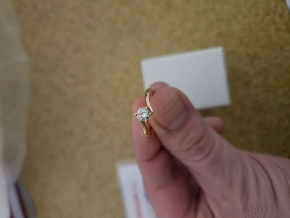 Годежен златен пръстен с диамант