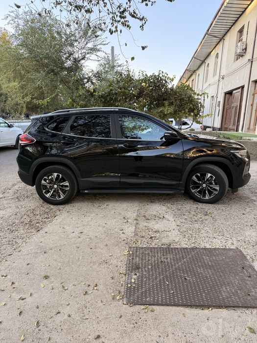 Chevrolet Tracker 2 Turbo, holati zur, qora, 2021-yil koreyskiy