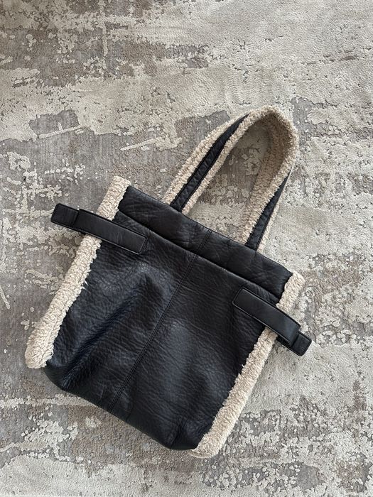 Зимна чанта в черно побира лаптоп