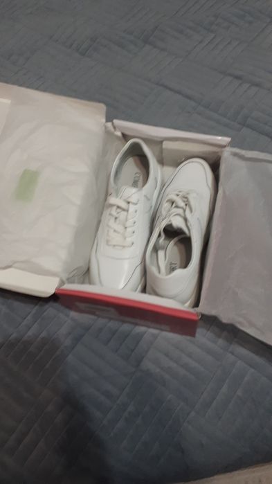 Кроссовки женские