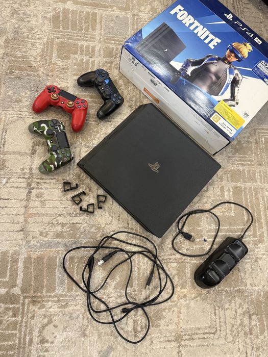 Продам PS4 pro в хорошем состоянии