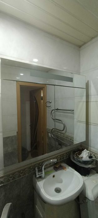 Зеркало в ванную с полками