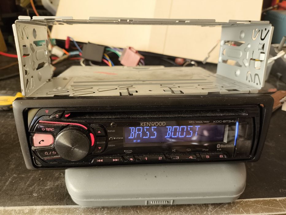 Kenwood KDC-BT35U CD/USB тунер с Bluetooth и директно управление на iPod, Siri Voice