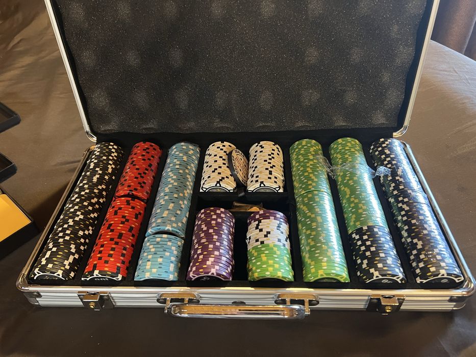 Професионална маса за покер с комплект чипове