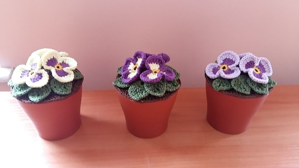 Плетени теменужки в кашпи