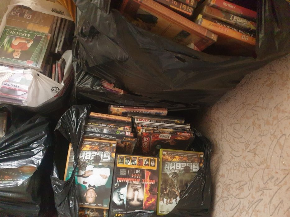 Продаются 2 DVD +500дисков ,фильмы+музыка