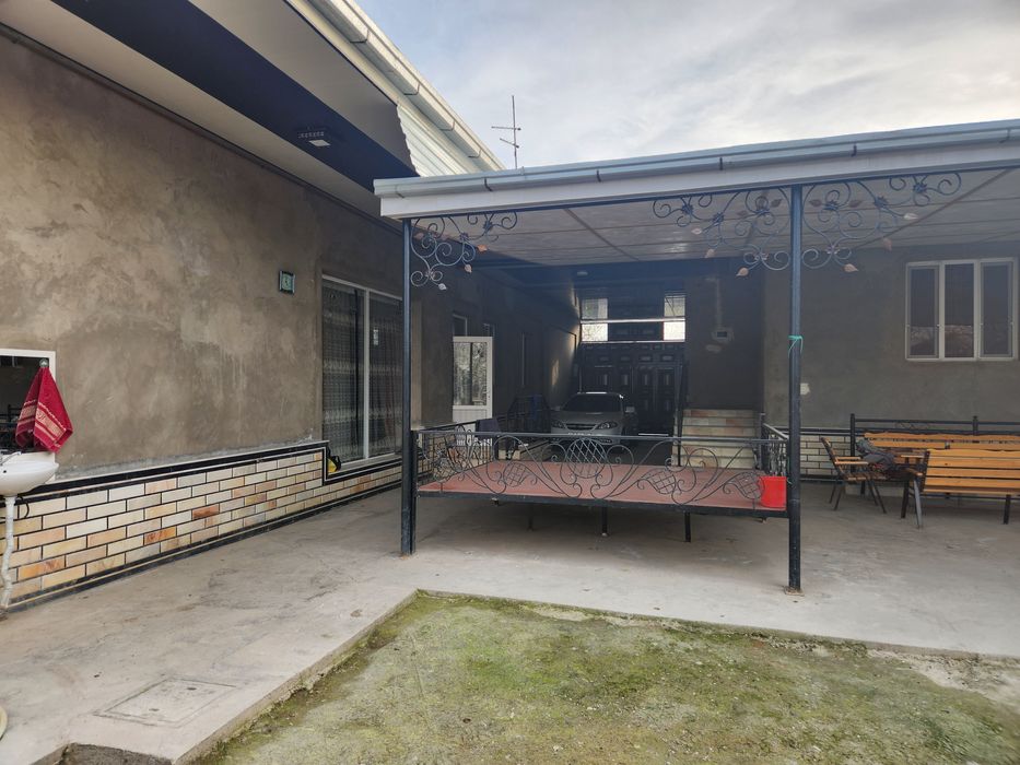 Катта уй сотилади.